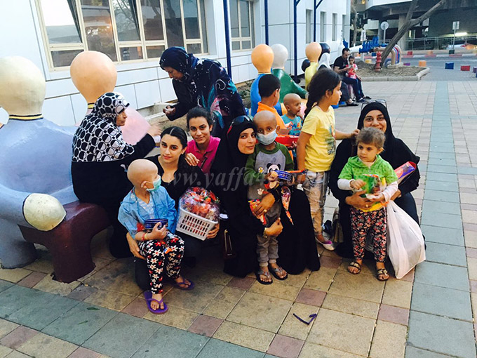 بالصور: ناشطات من يافا في زيارة للأطفال المرضى بمستشفى تل هشومير 